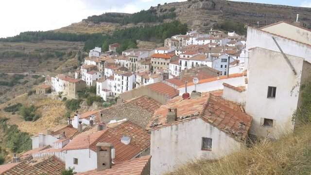 Pueblo medieval a la ladera de una monta&ntilde;a