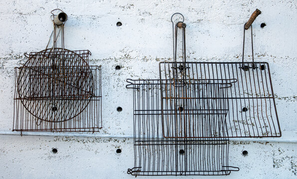 Parrillas para la barbacoa.
Conjunto de parrillas colgadas de distintas medidas para asar alimentos en la barbacoa.
