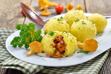 Deftige herbstliche Kartoffelknödel gefüllt mit in Butter gebratenen Pfifferlingen mit Speckwürfeln  – Hearty autumn potato dumplings stuffed with butter fried chanterelles and bacon cubes