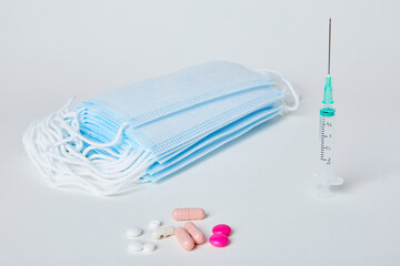 Seringue, masque et pillule sur fond Blanc