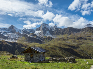 Eine Hütte in den Bergen mit Blick auf ein spektakuläres Bergpanorama in Südtirol