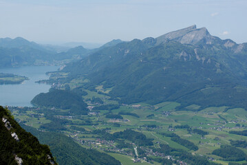 Blick von einem Hubschrauber in Richhtung Sankt Wolfgang am Wolfgangsee mit Schafberg