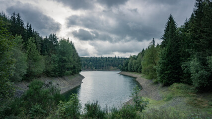 Entlang der Ködeltalsperre in Bayern
