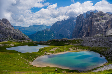 Fototapeta na wymiar lago in montagna