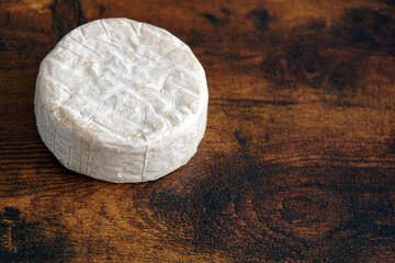 木製テーブルの上のカマンベールチーズ