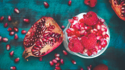 Fototapeta premium joghurt mit früchten