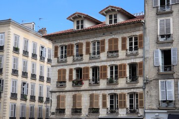 Fototapeta na wymiar Ancien immeuble de style traditionnel dans Bayonne, ville de Bayonne, département des Pyrénées Atlantiques, France