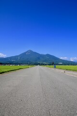 磐梯山へ続く道（福島県・猪苗代町）