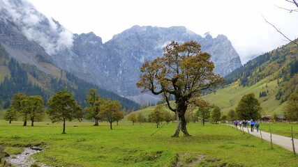 Wanderer am großen Ahornboden im Herbst