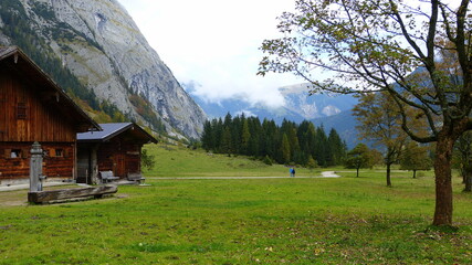 Obraz premium Almhütte in der Eng am großen Ahornboden im Herbst und Wanderern