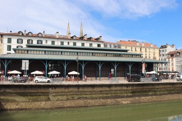 Naklejka premium les halles du marché de Bayonne, marché couvert le long de la rivière la Nive, ville de Bayonne, département des Pyrénées Atlantiques, France