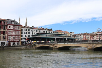 les halles du marché de Bayonne, marché couvert le long de la rivière la Nive, ville de Bayonne, département des Pyrénées Atlantiques, France