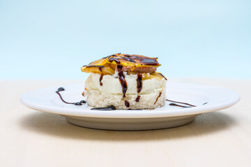 Plato de comida gourmet de queso, cebolla y miel