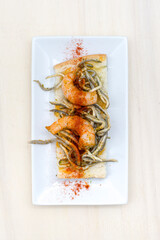 Plato de comida gourmet de gambas y pescado