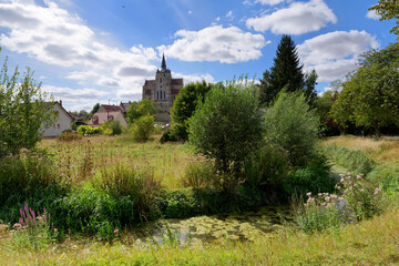 Fototapeta na wymiar Church of Mareuil-sur-Ourcq village and Ourcq river in Seine et Marne country