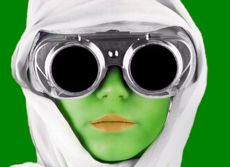 Grünes Frauengesicht verschleiert mit Brille