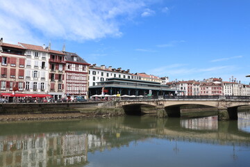 les bords de la rivière la Nive dans la ville de Bayonne, ville de Bayonne, département des...