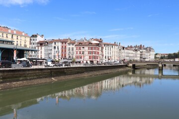 Fototapeta na wymiar les bords de la rivière la Nive dans la ville de Bayonne, ville de Bayonne, département des Pyrénées Atlantiques, France