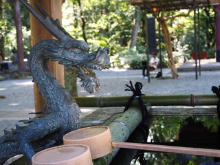 鎌倉　妙法寺の龍の銅像のある手水