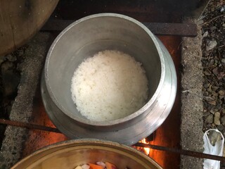 屋外で釜で炊いたご飯