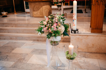 Blumen in der Kirche für eine Hochzeit