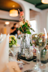 Blumen mit Rosen als Tisch-Dekoration für eine Hochzeit