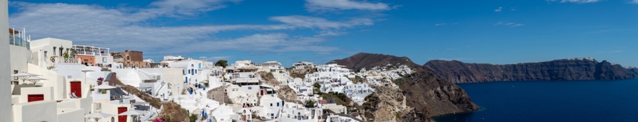 Fototapeta na wymiar Village of Oía island of Santorini, Greece. Coast line popular white houses