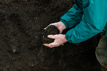 COMPOST GIVES LIVE TO THE EARTH