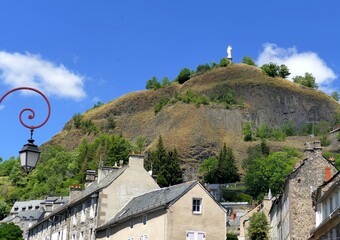 Le rocher de Bonnevie dominant la ville de Murat