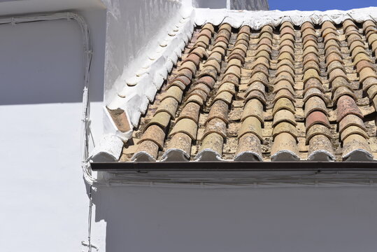 Tejado de casa antigua con tejas tipica de Andalucia 