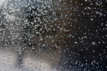 Obraz premium Snow on the car window during winter - fresh snow and water