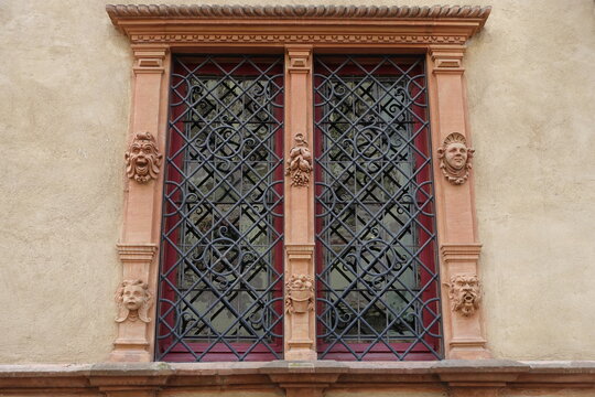Détail fenêtre Maison des têtes à Colmar