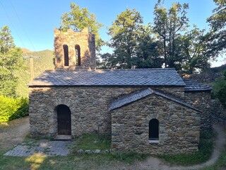 Obraz premium Iglesia Romanica de Sant Martí el Vell en Sant Martí de Canigó
