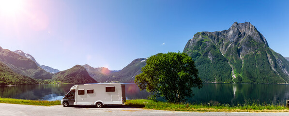 Wohnmobil am Fjord in Norwegen