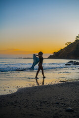 Naklejka premium woman walking on the beach