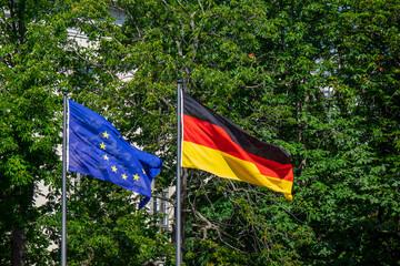 Flaggen von Deutschland und der Europäischen Union wehen im Wind in Berlin. 