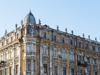 Obraz premium Ancient historical destructible building. Old architecture, broken glass