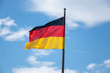 Flagge von Deutschland weht im Wind in Berlin. 
