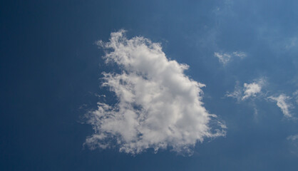 nube triangular se desvanece en el cielo azul 