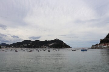 le port de plaisance de San Sebastian sous les nuages, ville de San Sebastian, Espagne