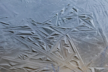 Zamarznięty lód tworzy zjawiskowe kształty - obrazy, fototapety, plakaty