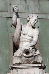 Bergamo, Borgo di Pignolo, Fontana del Delfino dopo il primo restauro, scatto del 2010