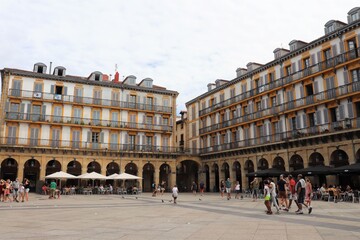 la place de la constitutiob à San Sebastian sous les nuages, ville de San Sebastian, Espagne