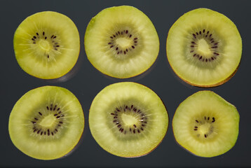 Fototapeta premium Kiwi scheiben als dekoration
