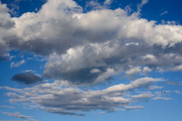 nuages dans un ciel bleu