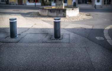 Retractable (lifting) bollards to enable or block traffic in the old part of a ciry