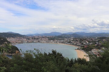 Obraz premium le littoral à Saint Sébastien le long de la mer méditerranée, ville de Saint Sébastien, Espagne