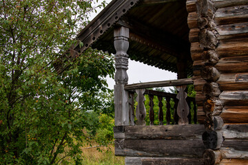 Obraz premium old wooden church on the island between trees in the rain