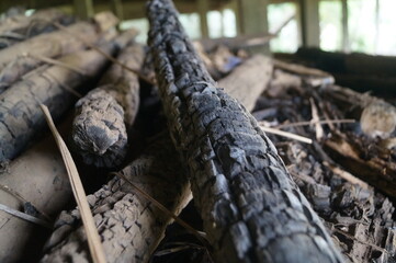 madeiras destruidas em um lugar abandonado 