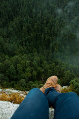 Mineral del monte pachuca hidalgo desde lo alto con botoas cafes y pinos verdes con neblina